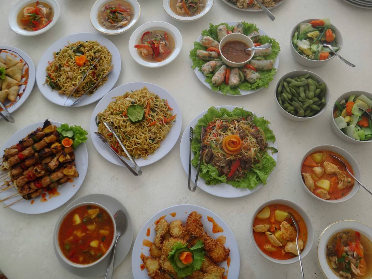 Infographic showing modular lunch system: base grains, proteins, veggies, sauces, and toppings arranged in separate containers for mix-and-match lunches