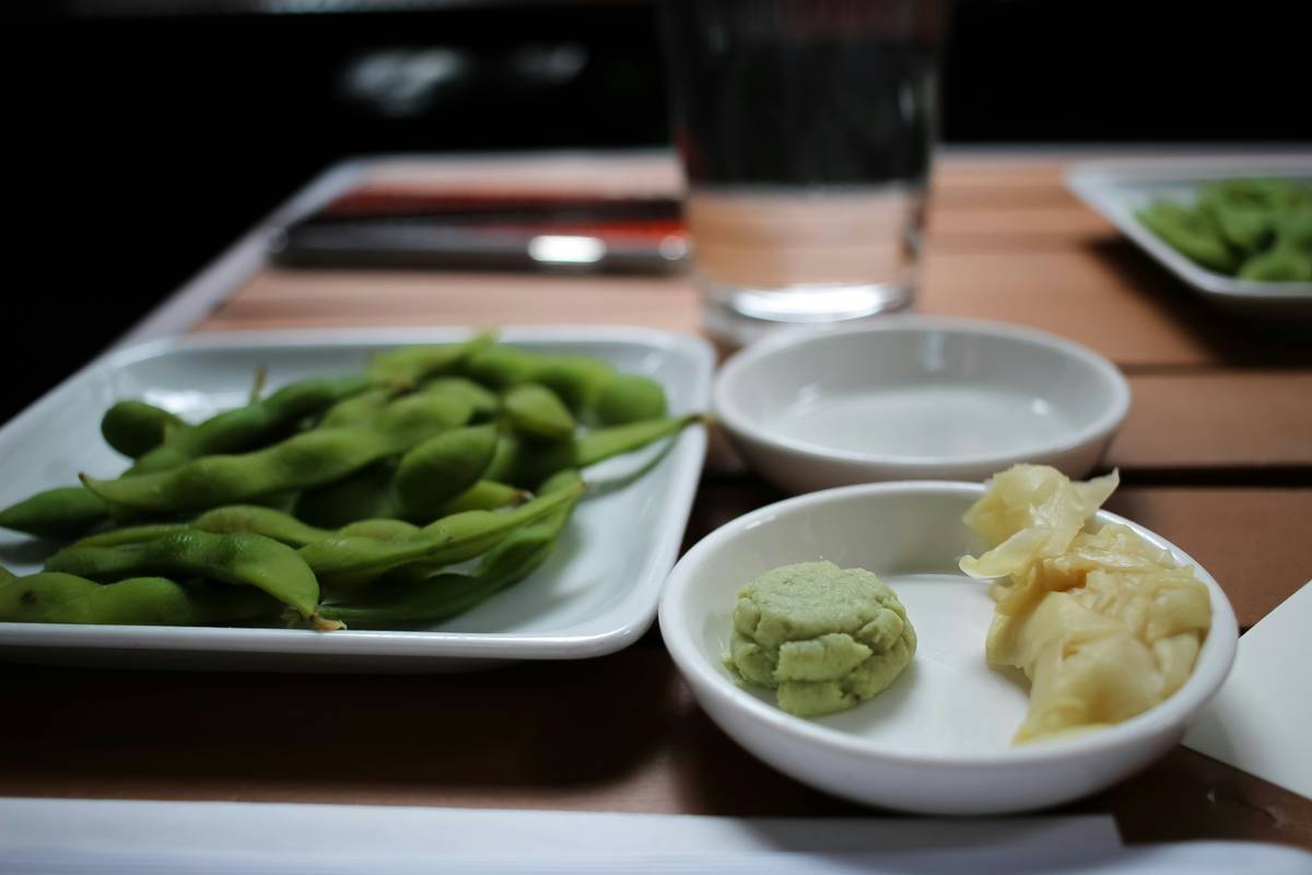 Infographic showing edamame nutrition facts: 17g protein, 8g fiber, low glycemic index per 1-cup serving