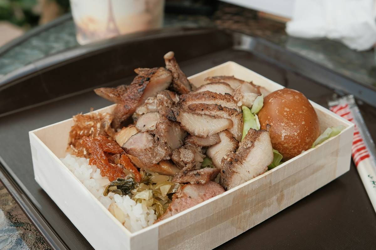 Infographic showing ideal bento box layout: 50% non-starchy vegetables, 25% lean protein, 25% whole grains or starchy veg