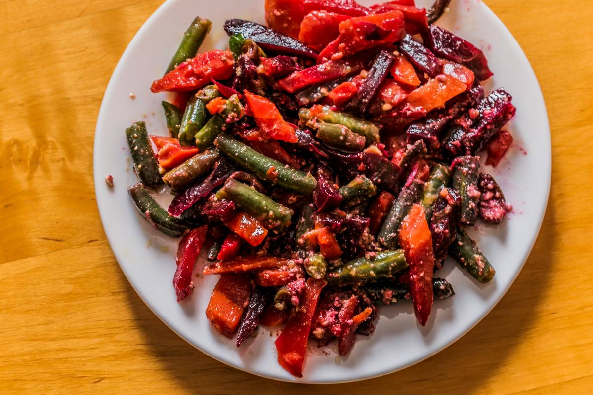 Infographic showing Maillard reaction vs. steaming effect in overcrowded vs. spaced-out roasted vegetable trays