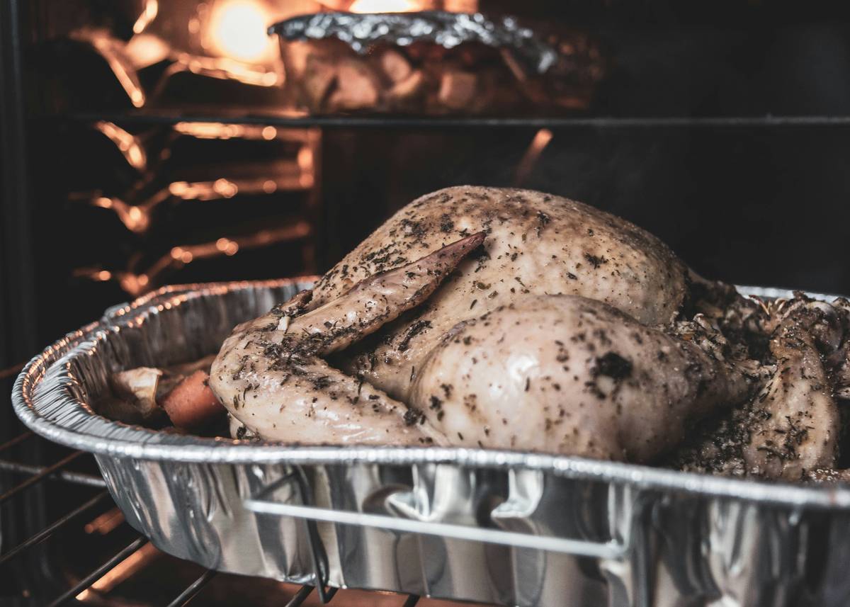 Infographic showing safe internal temperatures for chicken breast: danger zone below 140°F, ideal juiciness at 155–160°F, USDA minimum at 165°F