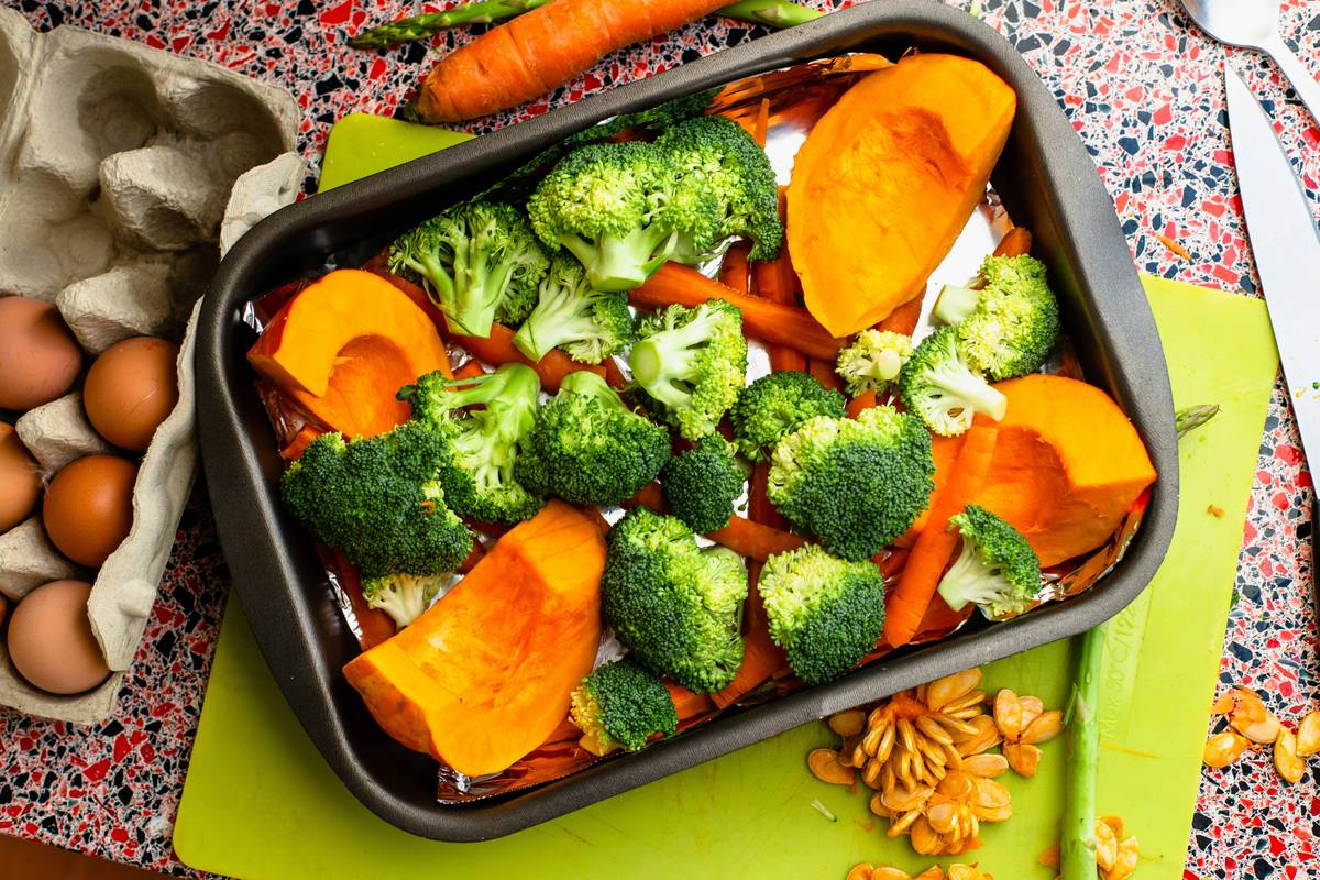 Infographic showing standard sheet pan zones: 1/4 protein, 1/2 non-starchy veggies, 1/4 complex carbs with measuring spoons and scale visuals