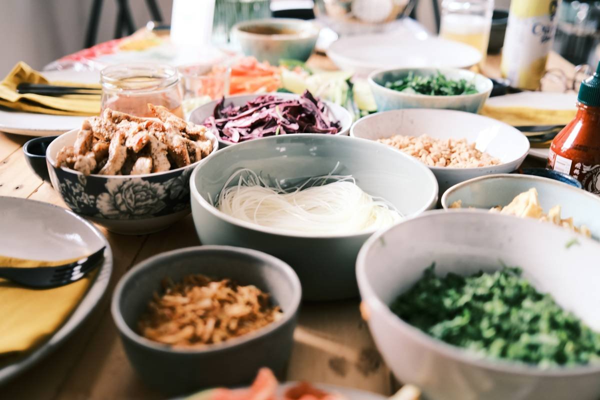Bar chart showing 68% of households experience dinner decision fatigue weekly; meal planners save 2.5 hours and $87/week on average
